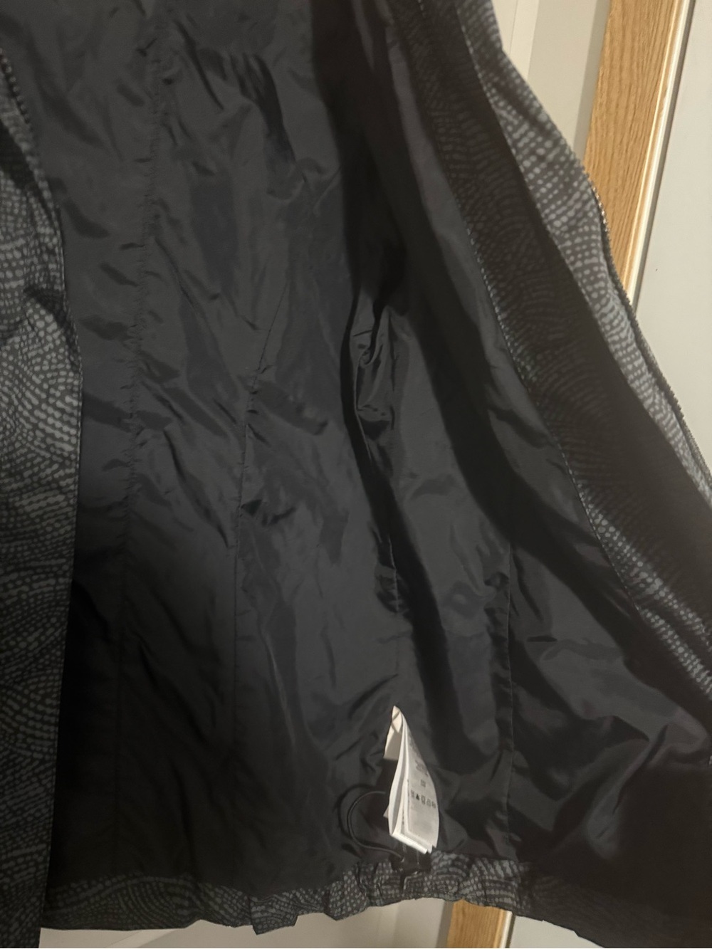 107. Columbia Women's Black & Gray Patterned Ski Jacket XS - Picture 4 of 15